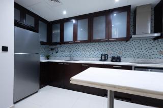 Stylish 2BR Oasis in Business Bay with Pool & Gym - 4