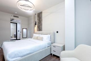 Stylish 2BR Oasis in Business Bay with Pool & Gym - 3