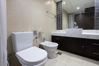 Stylish 2BR Oasis in Business Bay with Pool & Gym - 1