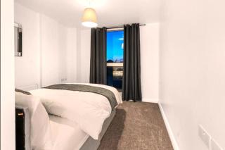 Cosy 2-Bedroom Flat with Balcony Canary Wharf - 1