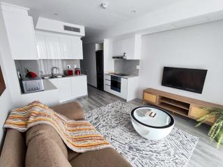 Oceans Apartments Balcony Suite - 8