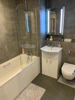 Lovely 2 BHK Flat for 6 - London - 3