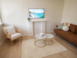 Entire apartment treehouse views - 1