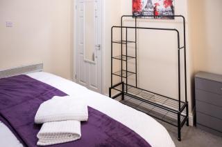 Rugby 1-BR Apt, Parking, City Centre, Sleeps 3 - 7