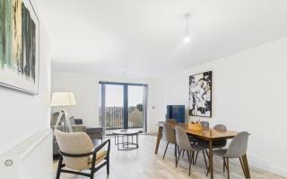 Modern 2-Bed 2-Bath Apartment in Central Ashford - Ashford - 0