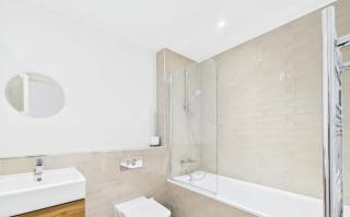 Modern 2-Bed 2-Bath Apartment in Central Ashford - Ashford - 6