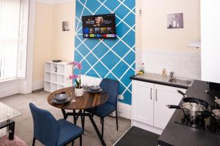 Rugby 1-BR Apt, Parking, City Centre, Sleeps 3 - 6
