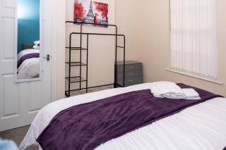 Rugby 1-BR Apt, Parking, City Centre, Sleeps 3 - 6