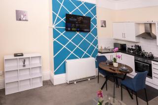 Rugby 1-BR Apt, Parking, City Centre, Sleeps 3 - 5