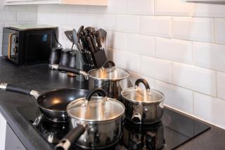 Rugby 1-BR Apt, Parking, City Centre, Sleeps 3 - 4