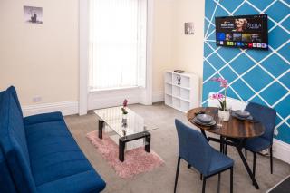 Rugby 1-BR Apt, Parking, City Centre, Sleeps 3 - 8