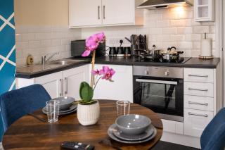 Rugby 1-BR Apt, Parking, City Centre, Sleeps 3 - 9