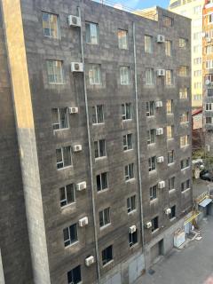 Bright Central Studio, Downtown Yerevan - 1