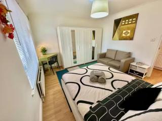 Modern Edgware flat with garden and parking - 6