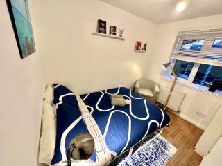 Modern Edgware flat with garden and parking - 5