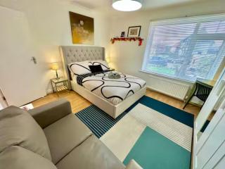 Modern Edgware flat with garden and parking - 2