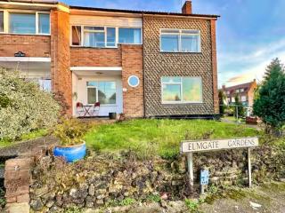 Modern Edgware flat with garden and parking - 4