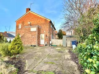 Modern Edgware flat with garden and parking - 3