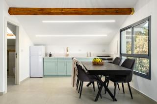 Sunny Hilltop Hideaway by Sea N' Rent - 2