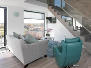 The Retreat - Ukc3845 - 3