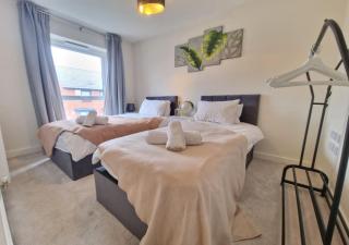 House-Sleeps 7-Parking-Garden-Airport Close - 9