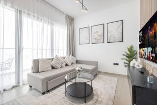 1BR Luxury Stay With Pool, Gym and Skyline View - 7