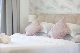 1BR Luxury Stay With Pool, Gym and Skyline View - 4