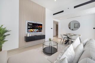 1BR Luxury Stay With Pool, Gym and Skyline View - 6