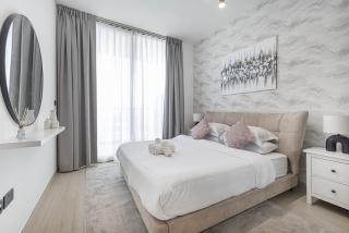 1BR Luxury Stay With Pool, Gym and Skyline View - 3