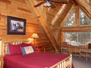 Peaceful Waterfront Log Cabin near Crater Lake National Forest, Oregon - 7