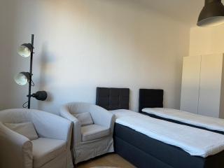 6 Einzelbetten - 4 Zimmer - eigener PARKPLATZ - Balkon - 5