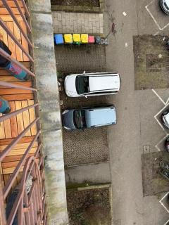 6 Einzelbetten - 4 Zimmer - eigener PARKPLATZ - Balkon - 2