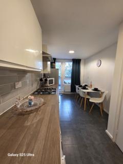 Green &White Cozy 3-Bedroom - 4