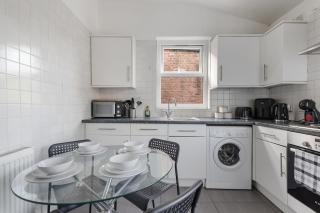 Central LDN 3-Bed Sleeps 8, Garden & Parking - 5