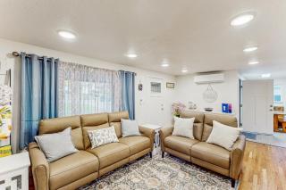 3BR Family-Friendly House with WiFi and Fireplace - 9