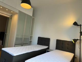 6 Einzelbetten - 4 Zimmer - eigener PARKPLATZ - Balkon - 8