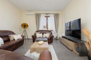 Spacious 3-bedroom House with the Excellent Location Near the Airport by Noclegi Renters - 7