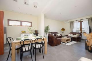 Spacious 3-bedroom House with the Excellent Location Near the Airport by Noclegi Renters - 2
