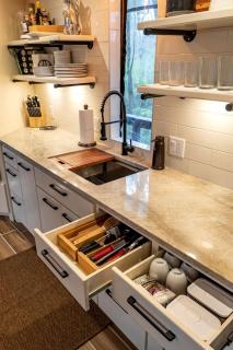 Serenity for Friends: Luxe Tented Cabin and Hot Tub Delight in Hot Springs, AR - 8