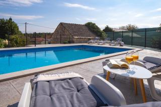 Villa Gloria: Stylish 5-Bedroom Retreat with Private Pool and Stunning Valley Views - 2
