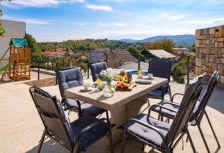 Villa Gloria: Stylish 5-Bedroom Retreat with Private Pool and Stunning Valley Views - 1