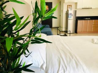 Haven in Manila Venice 1BR with balcony near BGC - 0