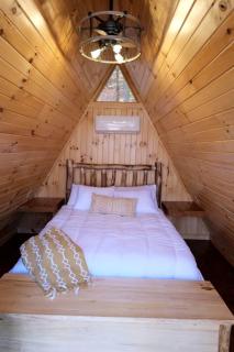 Romantic A-frame Cabin Ideal for Two by Tappan Lake in Ohio - 9