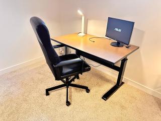 Cozy and Spacious Suite - Private Ensuit Bath - King Bed - Ultra Fast Wifi - Free Parking - Smart TV - 8