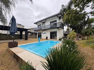 Casa com piscina e 3 suítes - 0