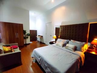 Big 2 Bedroom with 4 Balconies - View of Skyline, Manila Bay, Sunset - 3