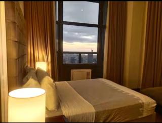Big 2 Bedroom with 4 Balconies - View of Skyline, Manila Bay, Sunset - 2