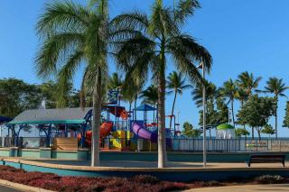 Strand Stay Steps to Beach & Waterpark Townsville - 9