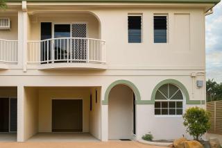 Beachside Townhouse Steps from The Strand - 2