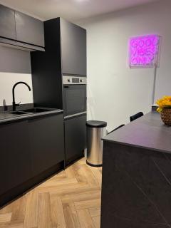 3 Bedroom Edinburgh Apartment - 2